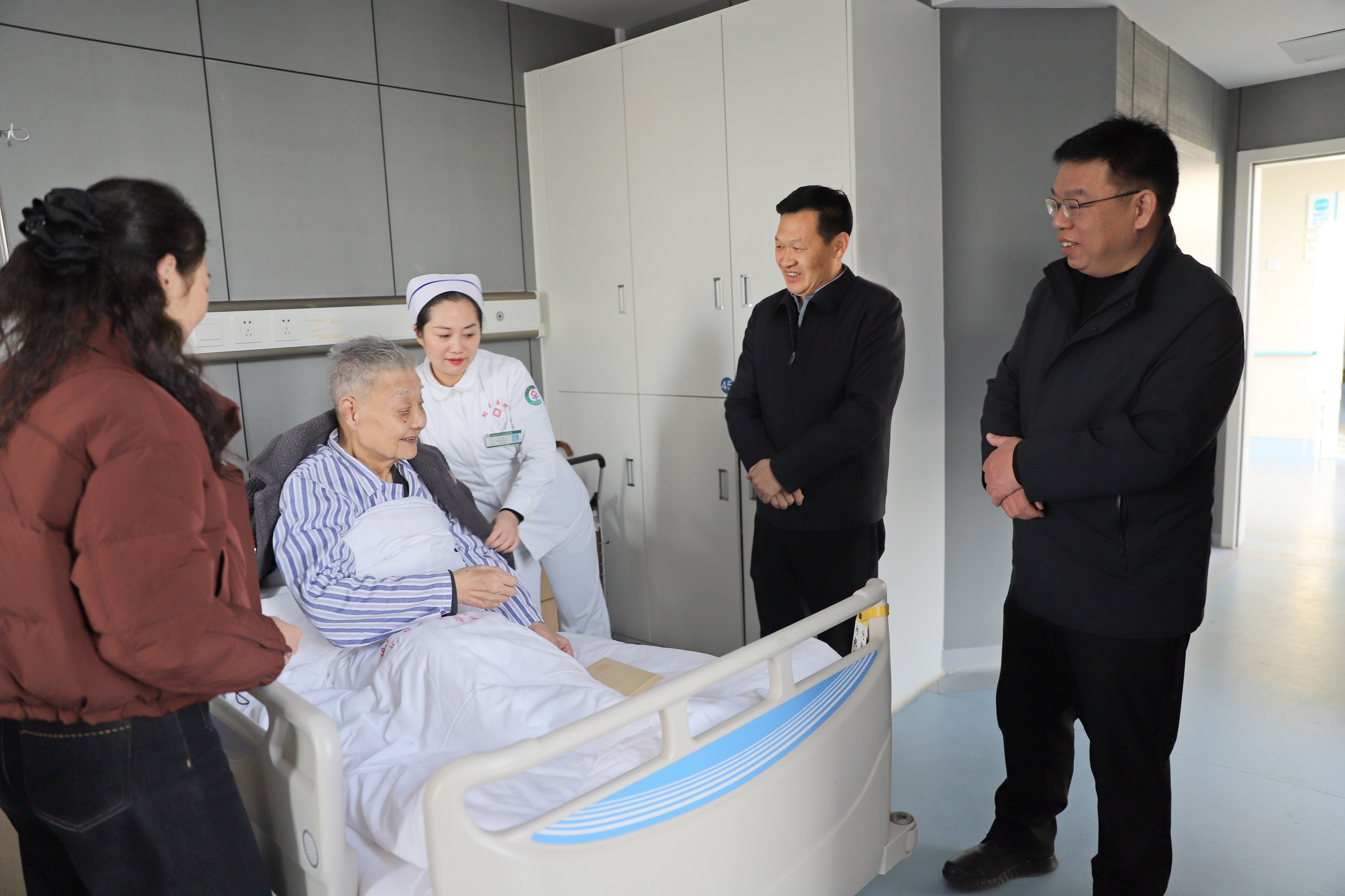 信陽市中醫院開展“迎新春 送溫暖”走訪慰問活動